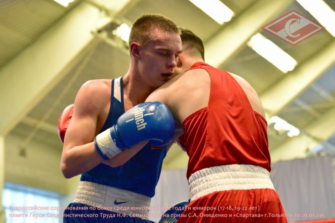 Бой ведет Иван Фидищенко. Фото: СШОР №11 "Бокс" Тольятти