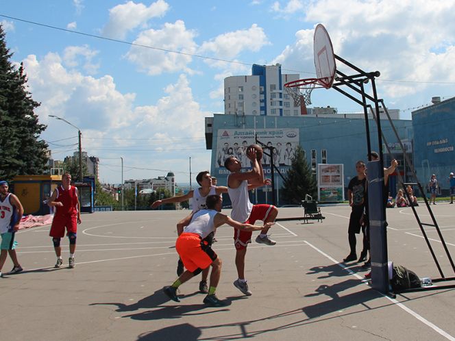 Центральным событием в Алтайском крае в День физкультурника стал региональный этап всероссийских соревнований по уличному баскетболу "Оранжевый мяч".  