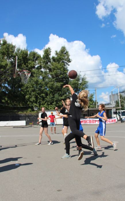 Центральным событием в Алтайском крае в День физкультурника стал региональный этап всероссийских соревнований по уличному баскетболу "Оранжевый мяч".  