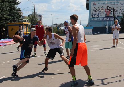 Центральным событием в Алтайском крае в День физкультурника стал региональный этап всероссийских соревнований по уличному баскетболу "Оранжевый мяч".  