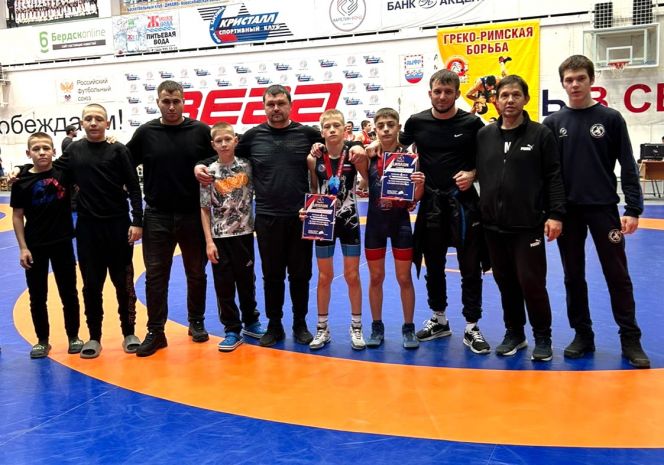 Алтайские борцы завоевали три медали на первенстве Сибири до 16 лет