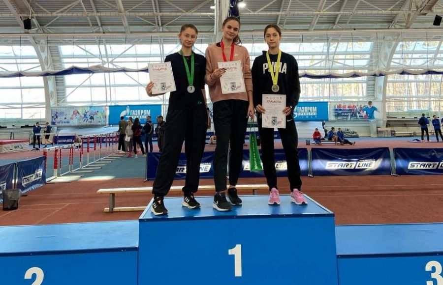 В соревнованиях девушек до 18 лет на дистанции 200 метров весь пьедестал заняли спортсменки Алтайского края. Фото: СШОР-2. 