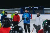 И там, и тут передают. Игроки «Динамо-Алтай» провели мастер-класс для юных хоккеистов из Павловска