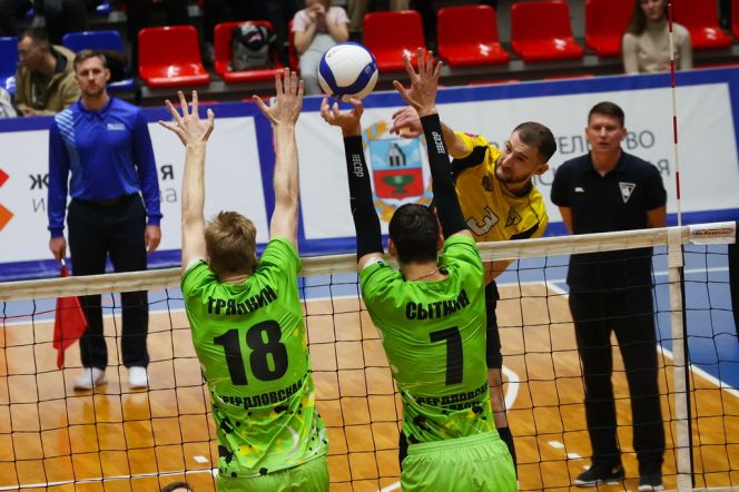 Видеотрансляция. 4 февраля. Екатеринбург. Дворец игровых видов спорта. Чемпионат России. Мужчины. Высшая лига «А». 14-й тур. Повторный матч. «Локомотив-Изумруд» (Екатеринбург) - «Университет» (Барнаул)