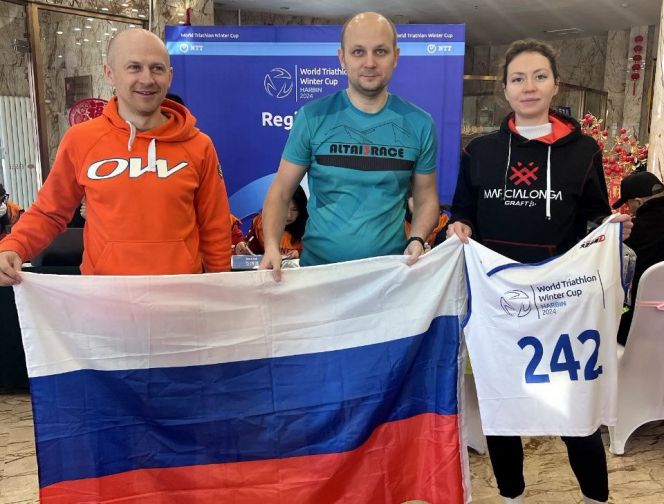 Слева направо: Иван Крюков, Денис Маховский, Светлана Крюкова. Фото: Федерация триатлона Алтайского края