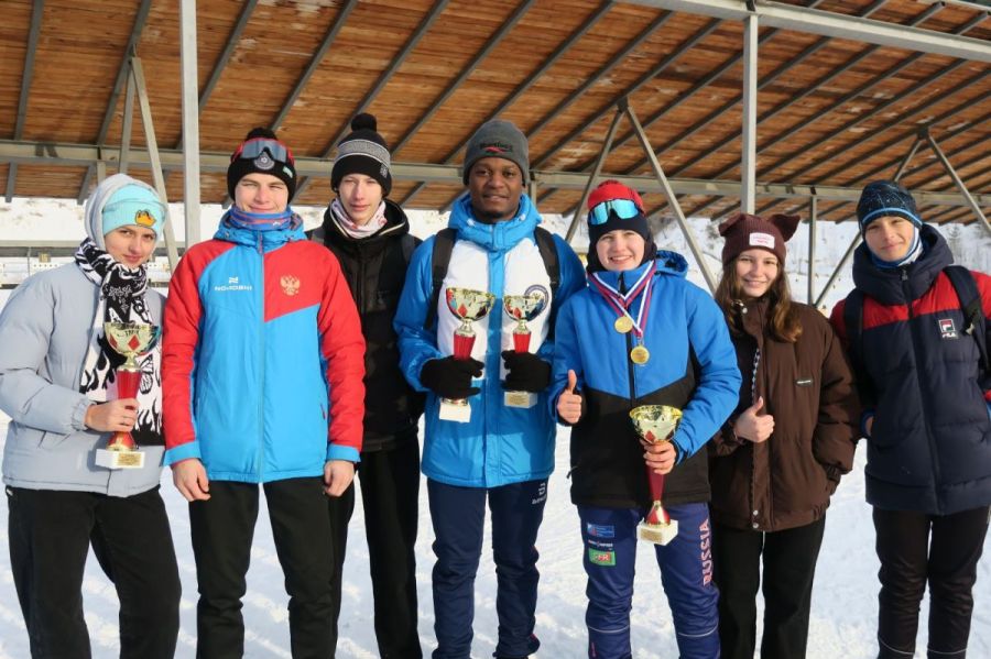 Барнаул. Декабрь 2023-го. Нкхвани Борнифейс тренирует церемонию награждения на соревнованиях памяти Сергея Зорина. Фото: Андрей Бобров