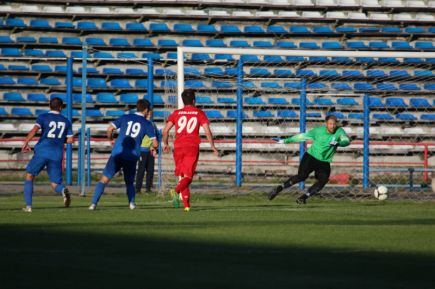 Барнаульское "Динамо" завершило борьбу в Кубке России, уступив на стадии 1/32 финала со счетом 0:3 красноярскому "Енисею" (фото).