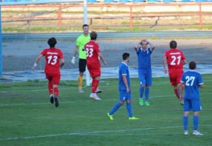 Барнаульское "Динамо" завершило борьбу в Кубке России, уступив на стадии 1/32 финала со счетом 0:3 красноярскому "Енисею" (фото).