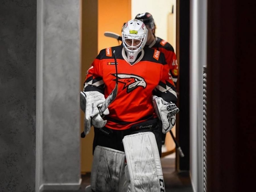 Вратарь ХК «Динамо-Алтай» Никита Дианов рассказал о вратарской конкуренции, смешанных единоборствах и переходе в ВХЛ