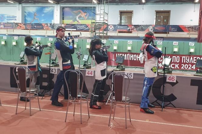 Выступление смешанных пар. Крайние справа Влада Родина и Сергей Каменский. Фото: Анастасия Озерская