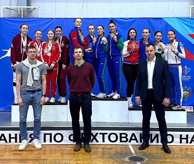 Саблистка Анна Смирнова (на пьедестале третья справа) - бронзовый призёр Гран-при в составе команды «Россия-1»