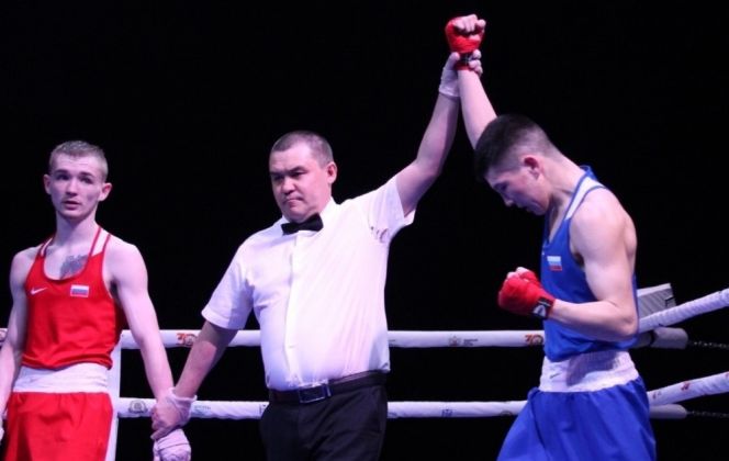 Амат Куртугашев празднует победу. Фото предоставлены Федерацией бокса Алтайского края