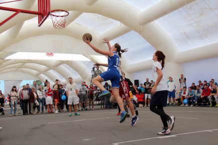 Праздничный стук мячей