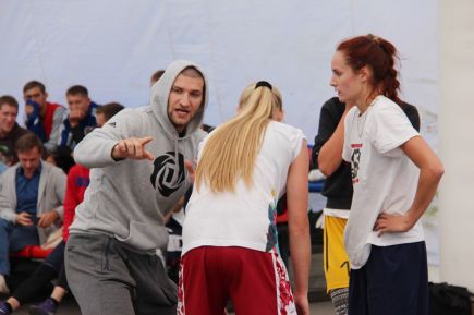 Праздничный стук мячей