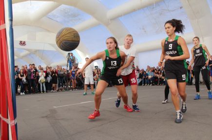 Праздничный стук мячей