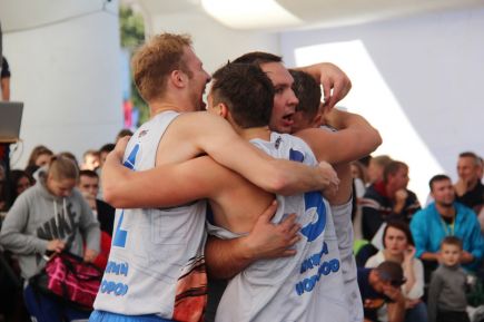 Праздничный стук мячей