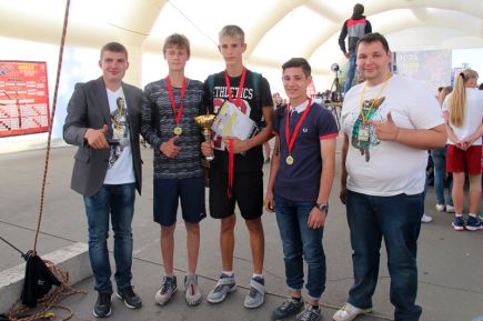 Праздничный стук мячей