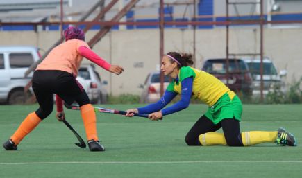 Обыграв в решающем матче соперниц из Казахстана, барнаульский «Коммунальщик» стал обладателем Открытого кубка Алтайского края (фото).