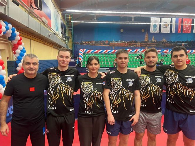 Слева направо: Степан Багиян (тренер), Никита Машков, Ирина Скачкова (тренер), Алексей Перфильев, Илья Исаков, Максим Боков. Фото из архива редакции