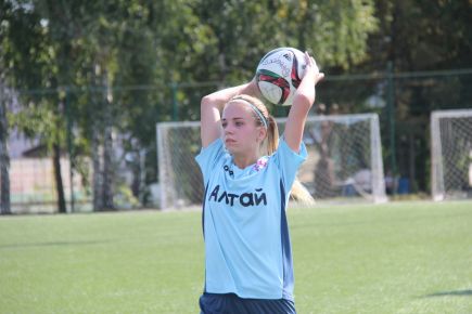 Женская футбольная команда "Алтай" обыграла на своём поле иркутский "Рекорд" - 1:0 (фото). 