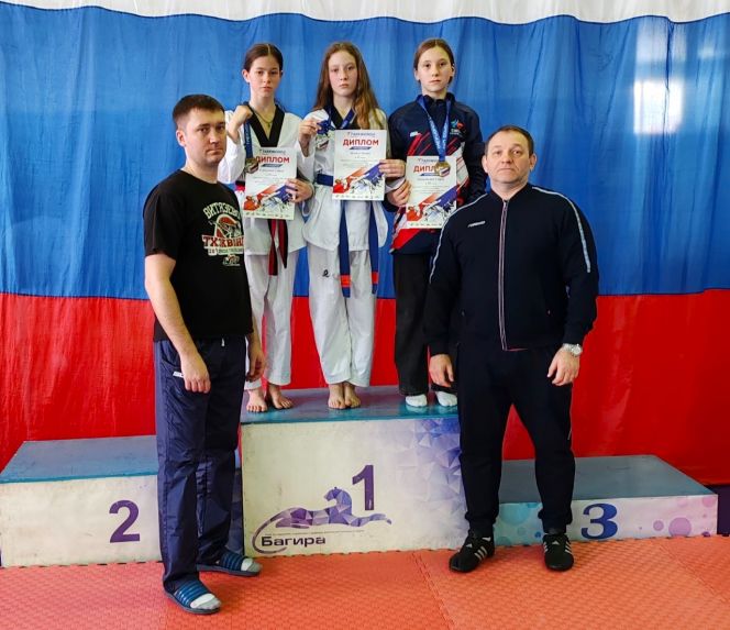 Спортсмены Алтайского края – призёры первенства Сибири по тхэквондо ВТФ среди юношей и девушек 12-14 лет