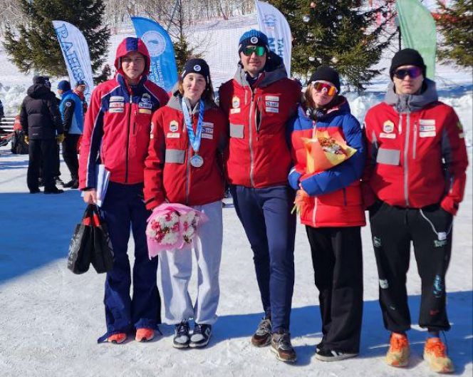Спортсмены СШОР "Горные лыжи" Андрей Иванов, Вероника Цупикова, Анна Хавронова и Виталий Шишкин с тренером Вячеславом Кизиловым (в центре)