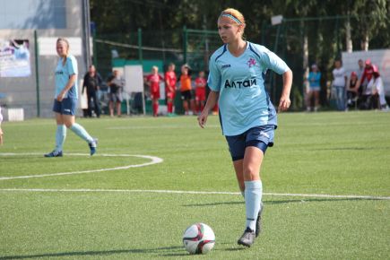 Женская футбольная команда "Алтай" обыграла на своём поле иркутский "Рекорд" - 1:0 (фото). 