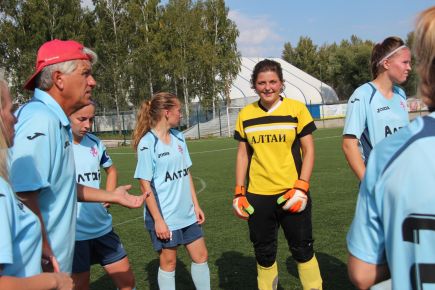 Женская футбольная команда "Алтай" обыграла на своём поле иркутский "Рекорд" - 1:0 (фото). 