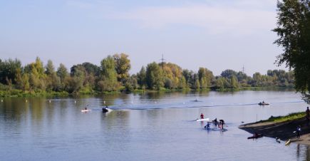 На барнаульском гребном канале прошли соревнования, посвящённые Дню солидарности в борьбе с терроризмом.