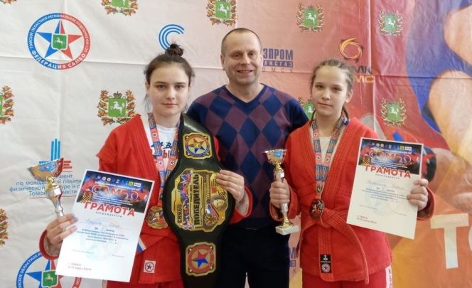 На фото: бийские спортсменки Дана Ахнина (слева) и Дарина Маланина и тренер Павел Шалюта