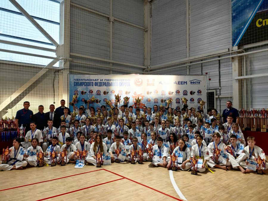 Алтайские спортсмены привезли с чемпионата и первенства Сибири по киокусинкай 27 медалей