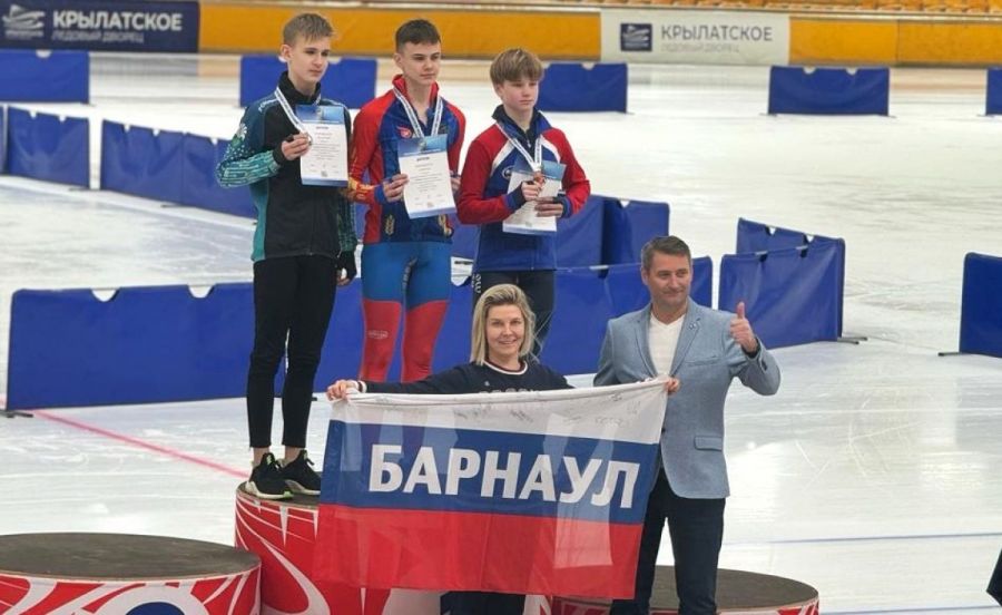 На первой ступени пьедестала всероссийских соревнований Егор Хромин. С флагом "Барнаул" Елена Комаровская. Фото из архива "АС"