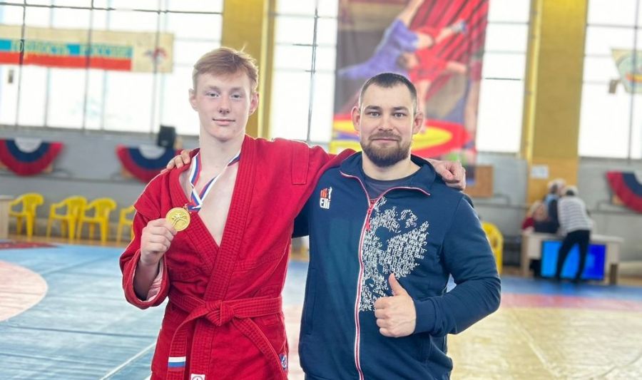 Александр Александров с тренером Романом Мелиховым