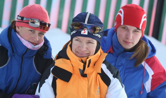 Марина Пилявина (в центре) с подругами по команде Алтайского района на сельской олимпиаде в Завьялове-2011. Фото: Евгений Налимов/ "Алтайская правда"