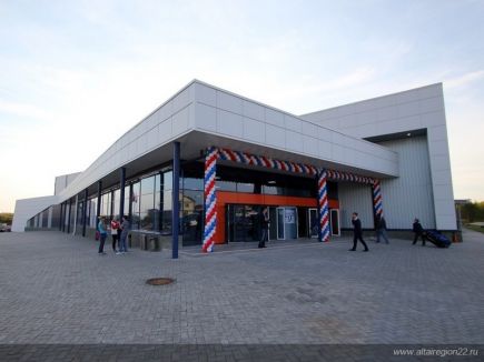 Губернатор Алтайского края Александр Карлин принял участие в открытии детского хоккейного сезона в новом ледовом дворце.