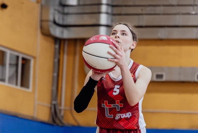 На линии штрафных одна из лидеров команды Благовещенки Лика Позднякова. Фото: пресс-служба "КЭС-Баскет"