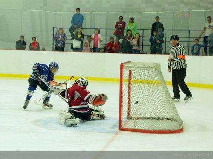 Губернатор Алтайского края Александр Карлин принял участие в открытии детского хоккейного сезона в новом ледовом дворце.