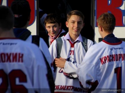 Губернатор Алтайского края Александр Карлин принял участие в открытии детского хоккейного сезона в новом ледовом дворце.