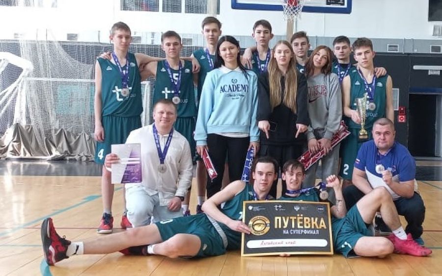 Команда юношей барнаульской СОШ №37 по сравнению с прошлым сезоном "КЭС-Баскет" сделала шаг вперед, поменяв бронзу окружного финала на серебро