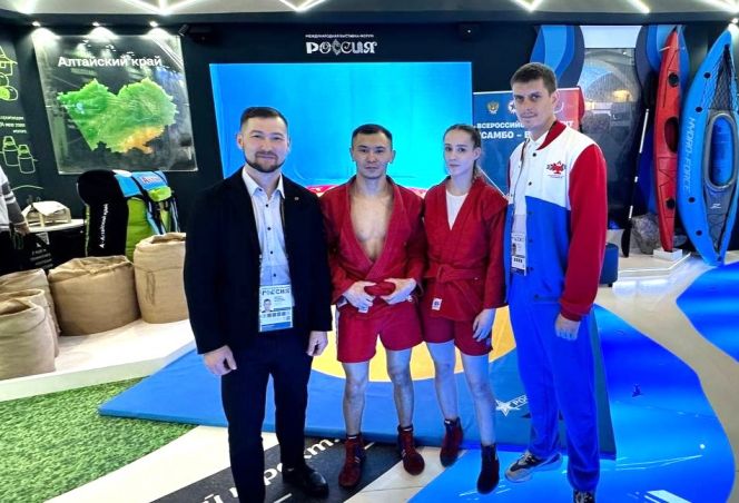 На фото слева направо: руководитель краевой федерации самбо Владимир Жданов, спортсмены Нурсултан Садуакасов и Алина Скрипачёва, начальник отдела спорта высших достижений минспорта региона Александр Китаев