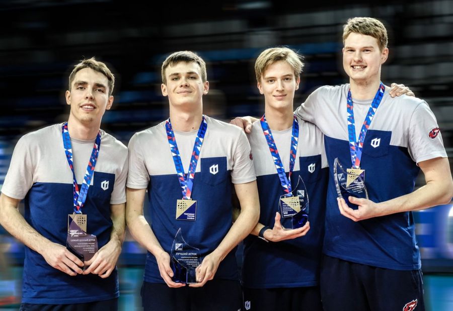  Герои Молодёжной лиги. Матвей Пипуныров (слева) — самый ценный игрок (MVP), Илья Иванов — лучший связующий, Андрей Квочко — лучший доигровщик, Михаил Сидоренко — лучший блокирующий