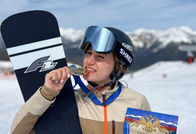 Золотой полёт. Мария Травиничева в Сочи выиграла финальный этап Кубка России в параллельном слаломе-гиганте в уникальном стиле (видео)