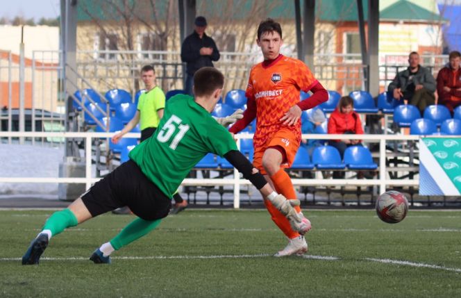 Фрагменты матча "Темп" - "Полимер-М" (5:1). Фото: Александр Чёрный/"Алтайский спорт"