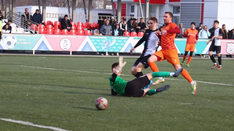 Фрагменты матча "Темп" - "Полимер-М" (5:1). Фото: Александр Чёрный/"Алтайский спорт"