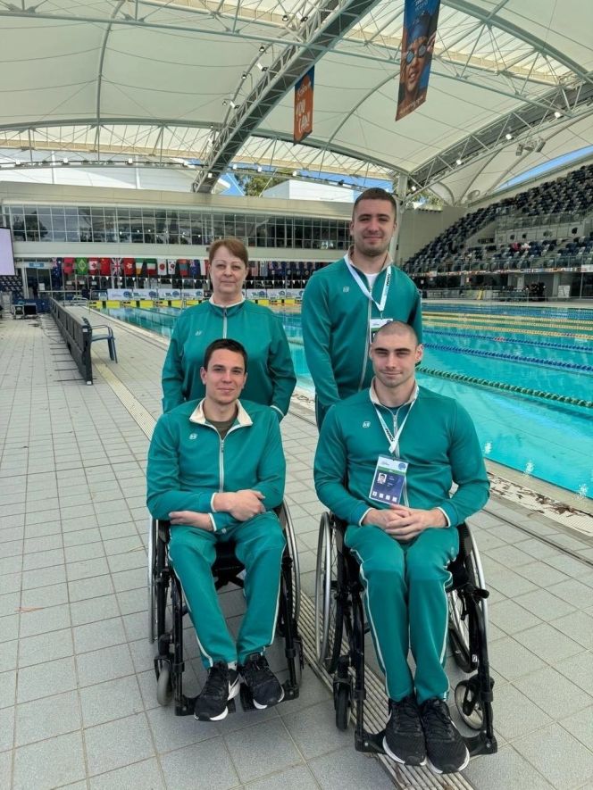 Воспитанники бийского СК "Заря" Роман Жданов, Егор Ефросинин и Алексей Ганюк вместе с тренером Еленой Соколовой на этапе Кубка мира по плаванию в Мельбруне. Февраль 2024 года 