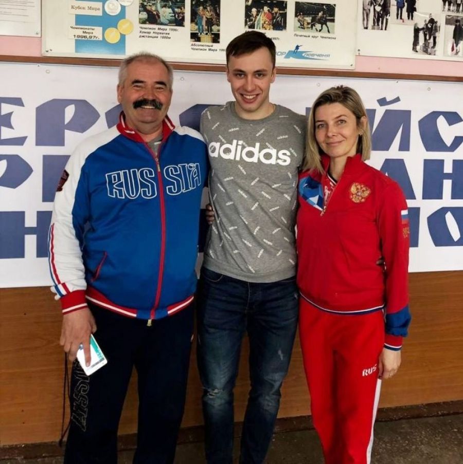 Заслуженный мастер спорта России Виктор Муштаков со своими тренерами по СШОР "Клевченя" - Еленой Комаровской и Аракадием Конюховым