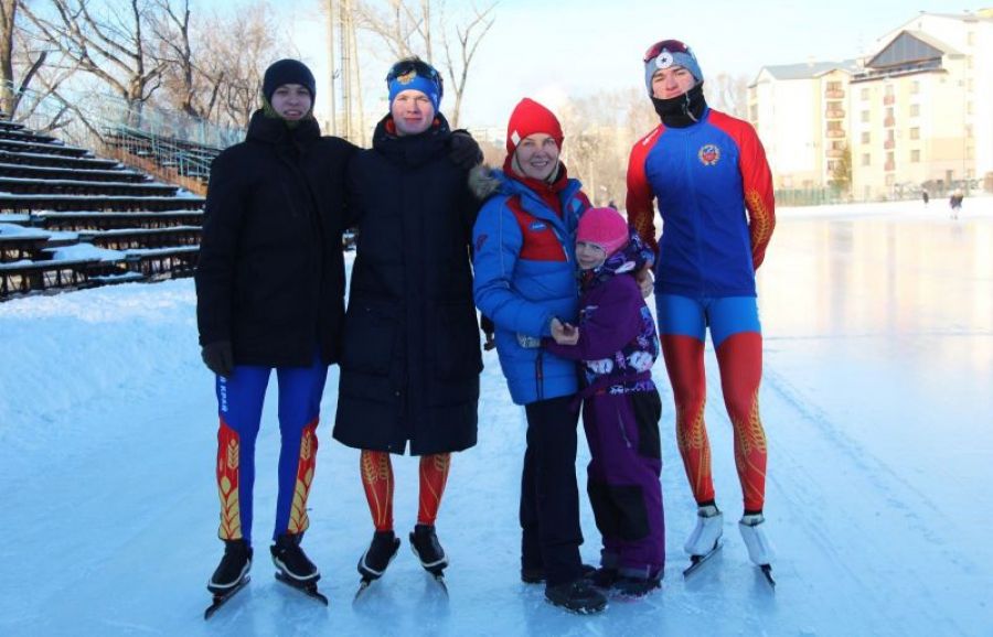 Елена Комаровская с воспитанниками СШОР "Клевченя" и своей дочерью. Фото: Виталий Дворянкин/ "Алтайский спорт"   