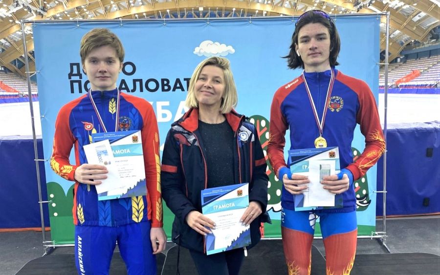 Елена Комаровская со со своими воспитанниками Данилом Борисовым (слева) и Константином Афанасьевым. Фото из архива "АС"