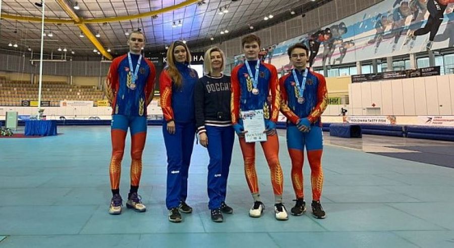 Тренеры СШОР "Клевченя" Елена Комаровская и Евгения Черданцева с  Константином Афанасьевым, Данилом Борисовым и Михаилом Куликовым - бронзовыми призёрами Спартакиады учащихся России-2024 в командном спринте.   Фото из архива "АС"  