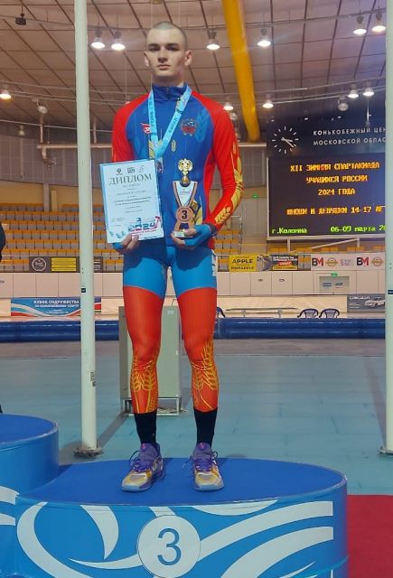 Бронзовый призёр Спартакиады учащихся России-2024 Константин Афанасьев на дистанции 5000 метров. Накануне, улучшив личный результат на дистанции 1500 метров, спортсмен побрился наголо. Фото из архива "АС"